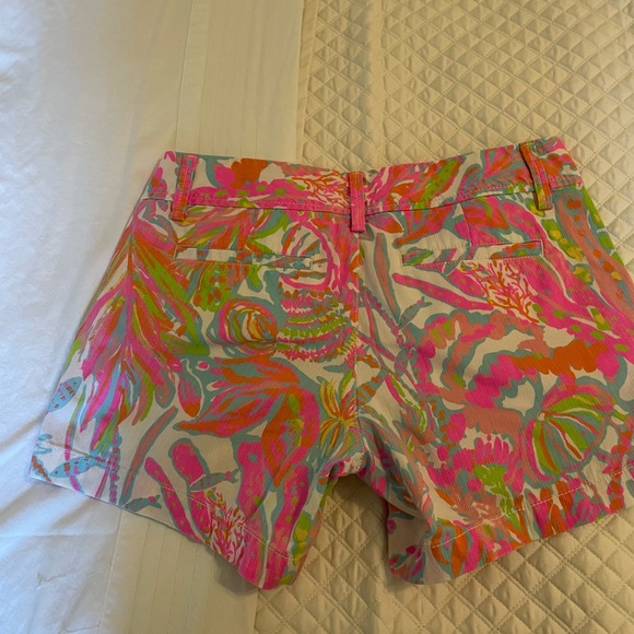 Lilly Pulitzer 5” Callahan Shorts size 4 like new. Beautiful bright Lilly colors - Picture 4 of 7